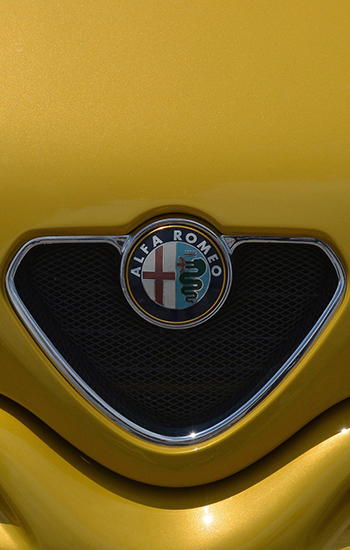 Immagine del cofano di un'auto storica Alfa Romeo gialla