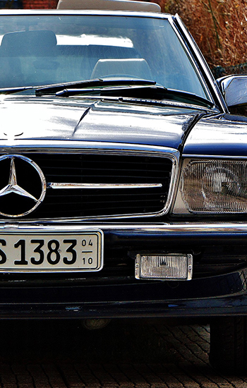 Immagine frontale di un'auto d'epoca Mercedes Benz