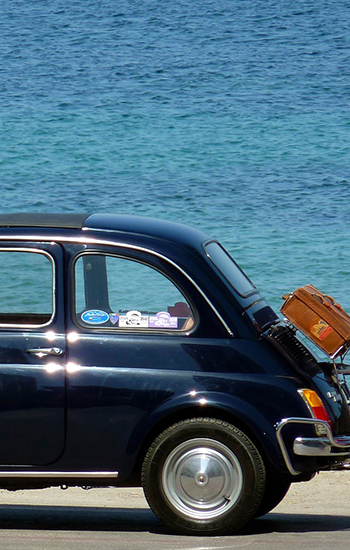 Fiat 500 blu notte con il mare sullo sfondo