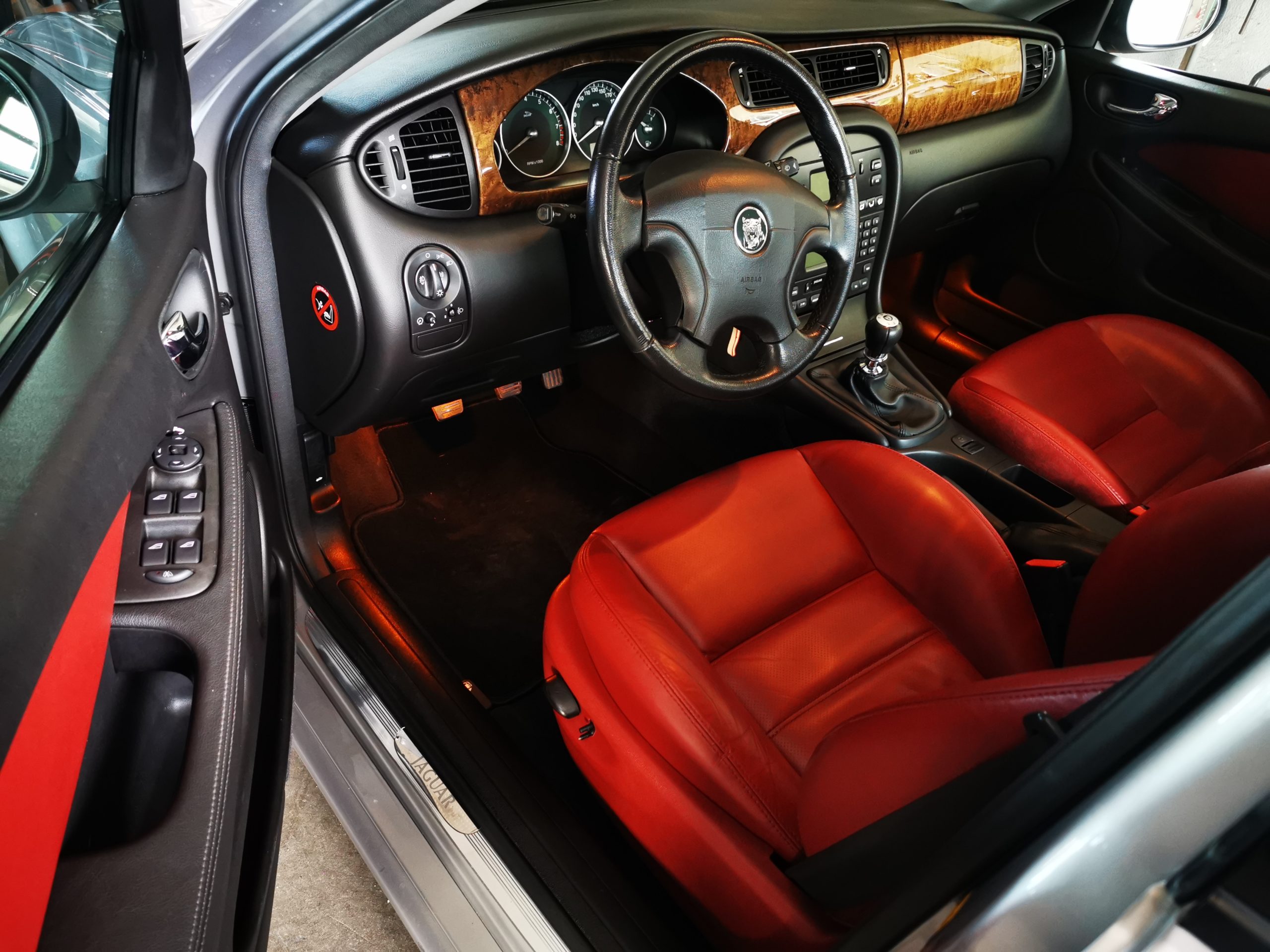 Jaguar X Type 2.5 V6 grigia interni rossi in pelle Cartier