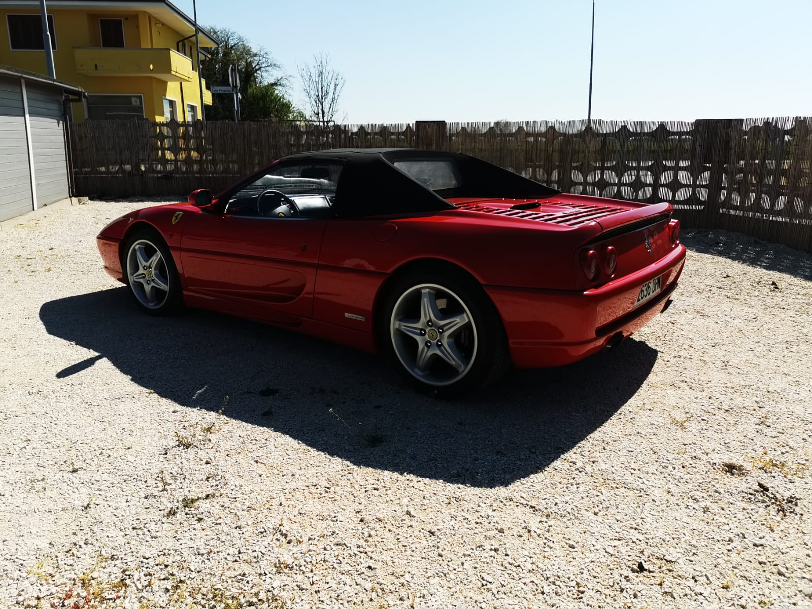 vista laterale Ferrari F355 Spider rossa