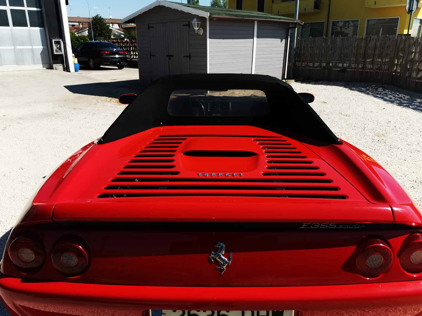 vista posteriore Ferrari F355 Spider rossa